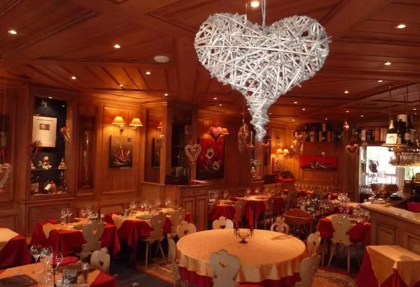 Отель Restaurant Les Pins Logis