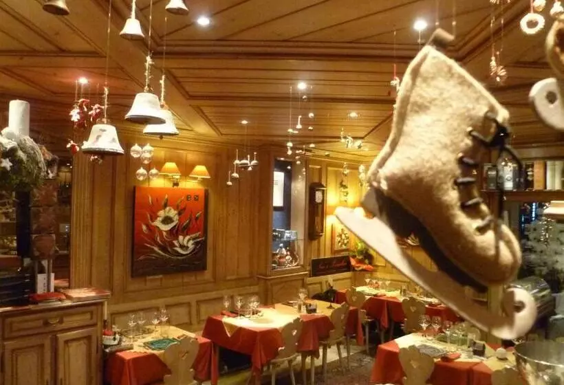 Отель Restaurant Les Pins Logis