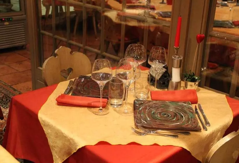 Отель Restaurant Les Pins Logis