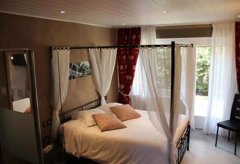 Отель Restaurant Les Pins Logis