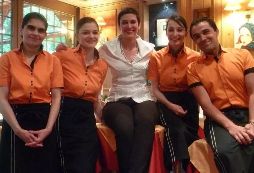 Отель Restaurant Les Pins Logis