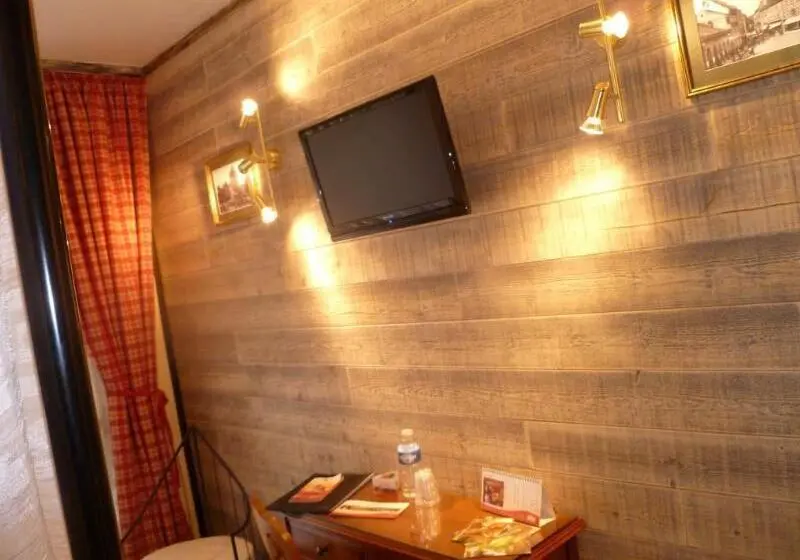 هتل Restaurant Les Pins Logis