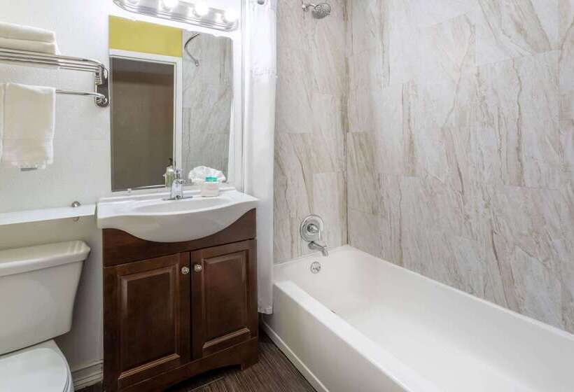 Otel Super 8 By Wyndham Nau/downtown Conference Center