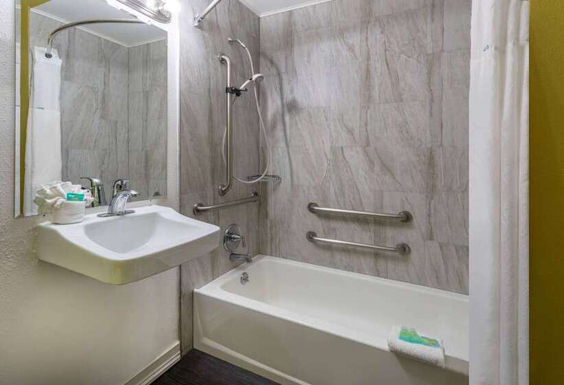 Otel Super 8 By Wyndham Nau/downtown Conference Center