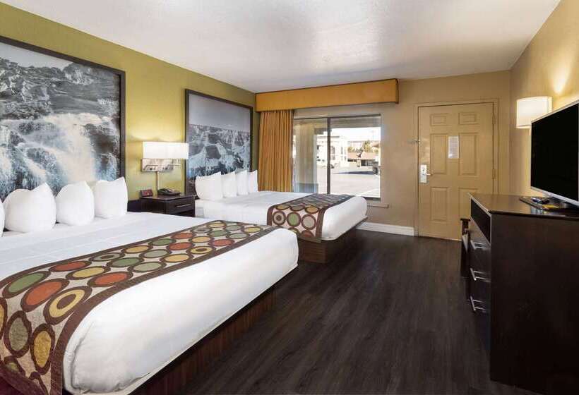 Otel Super 8 By Wyndham Nau/downtown Conference Center