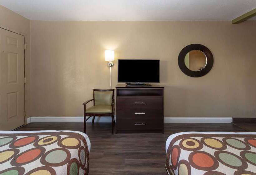 Otel Super 8 By Wyndham Nau/downtown Conference Center