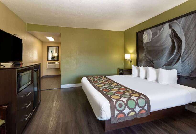 Otel Super 8 By Wyndham Nau/downtown Conference Center