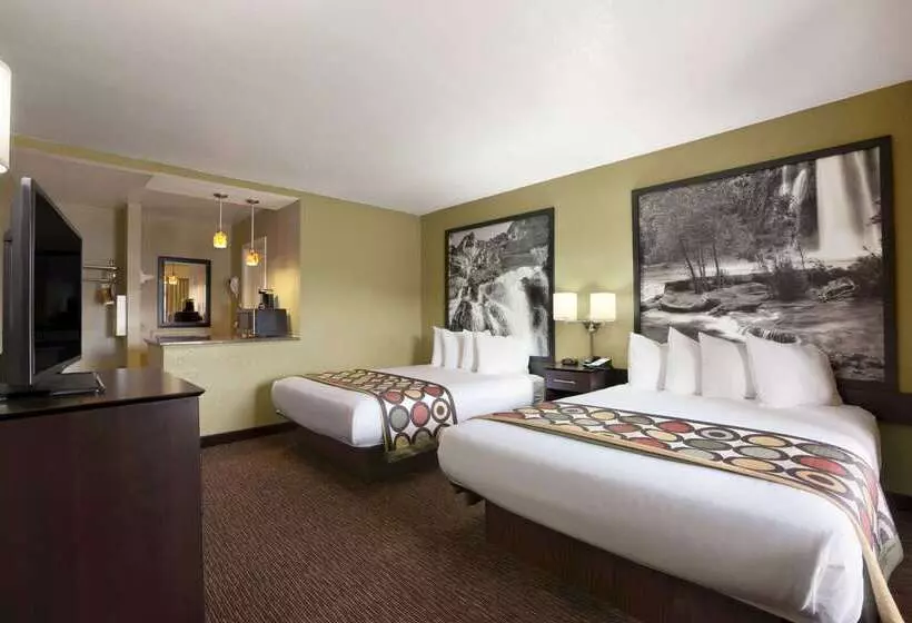 酒店 Super 8 By Wyndham Nau/downtown Conference Center