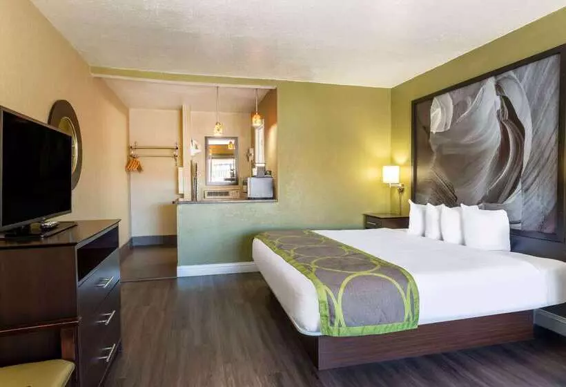 酒店 Super 8 By Wyndham Nau/downtown Conference Center