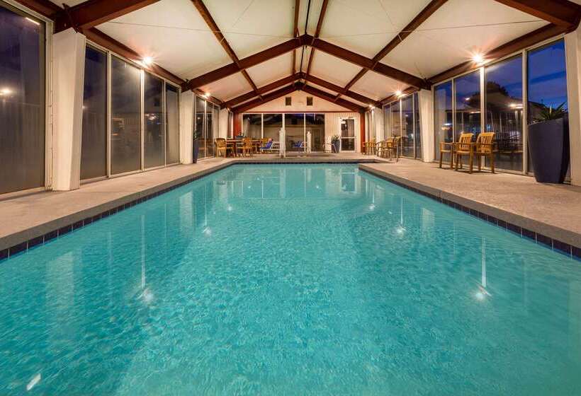 Otel Super 8 By Wyndham Nau/downtown Conference Center