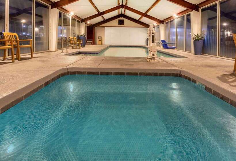 Otel Super 8 By Wyndham Nau/downtown Conference Center