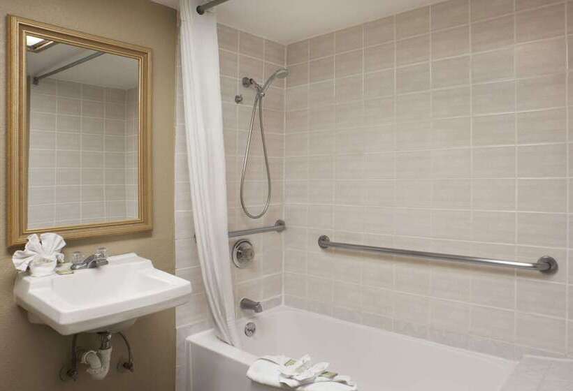 Otel Super 8 By Wyndham Nau/downtown Conference Center