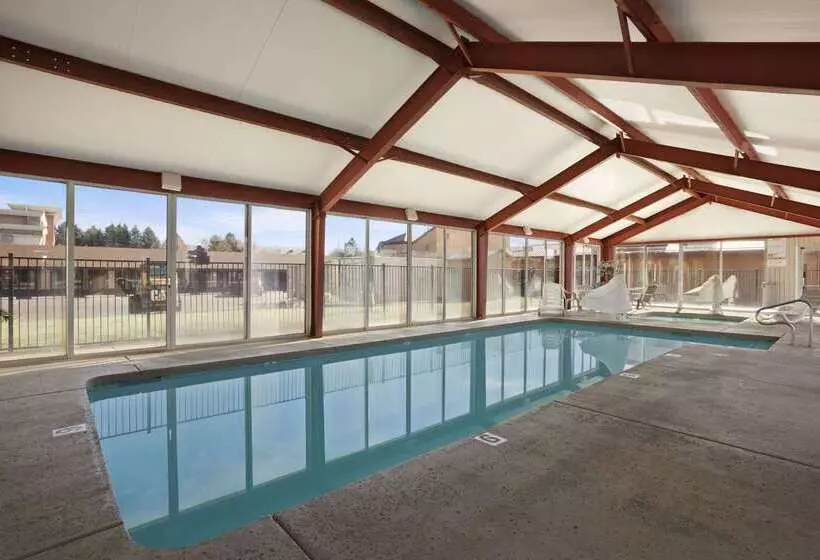 酒店 Super 8 By Wyndham Nau/downtown Conference Center