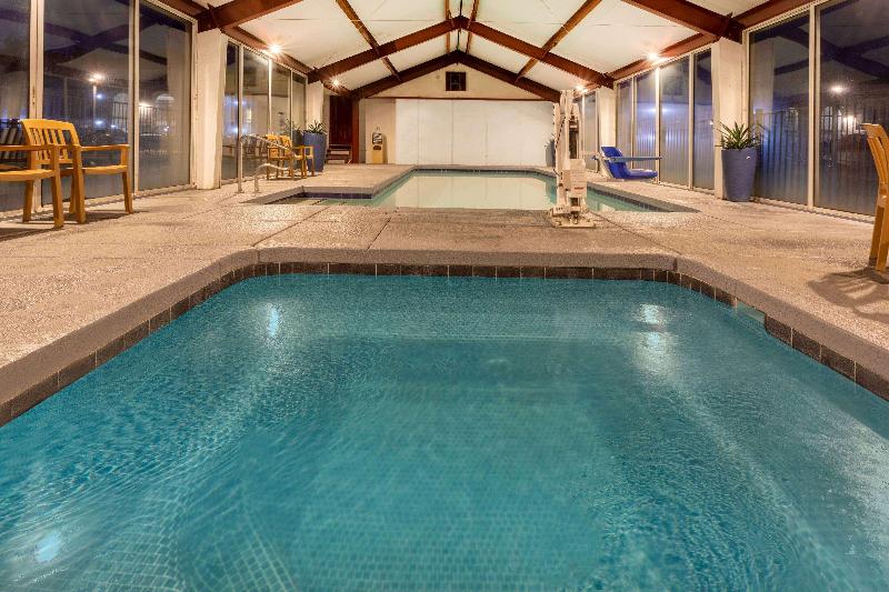 Otel Super 8 By Wyndham Nau/downtown Conference Center