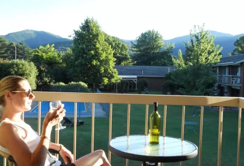 Motel Sierra   Bright