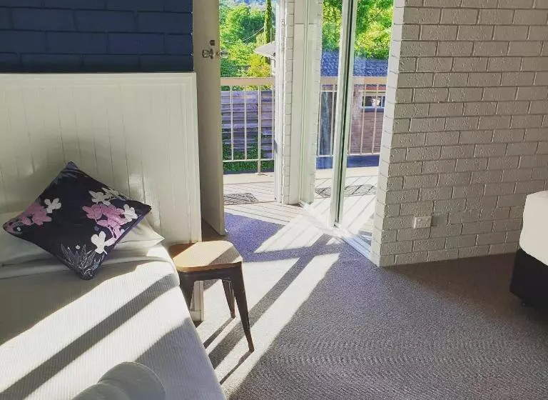 Motel Sierra   Bright