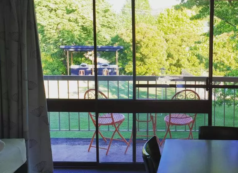 Motel Sierra   Bright