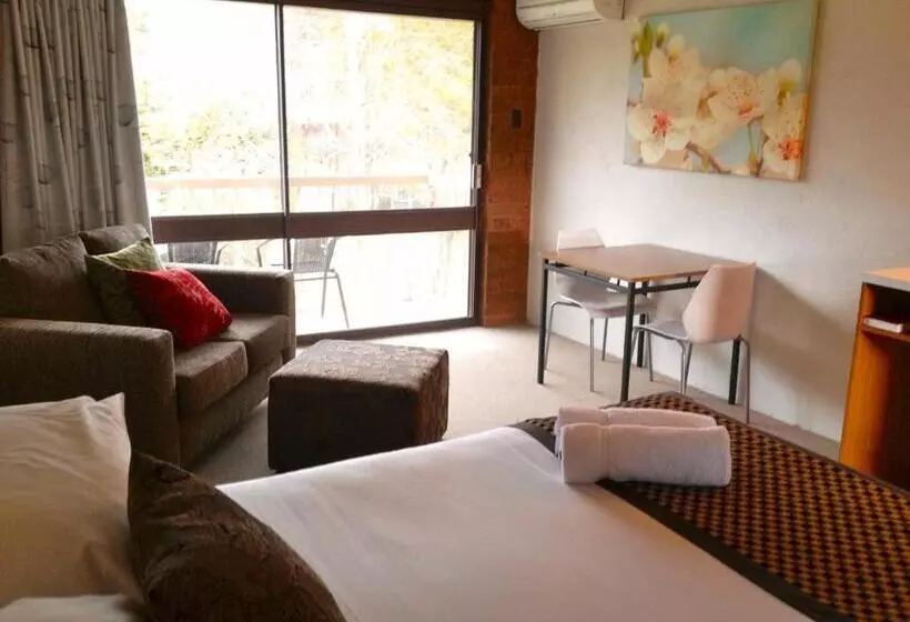 Motel Sierra   Bright