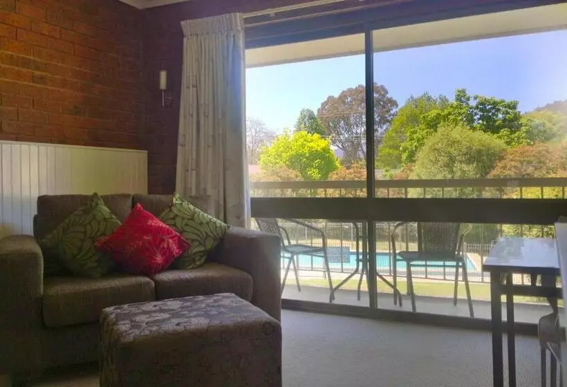 Motel Sierra   Bright