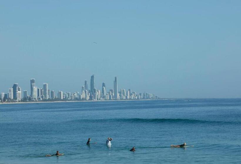בית מלון כפרי Burleigh Beach Tower