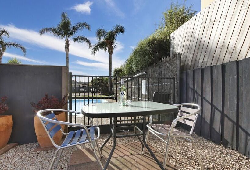 Cunningham Shore Motel