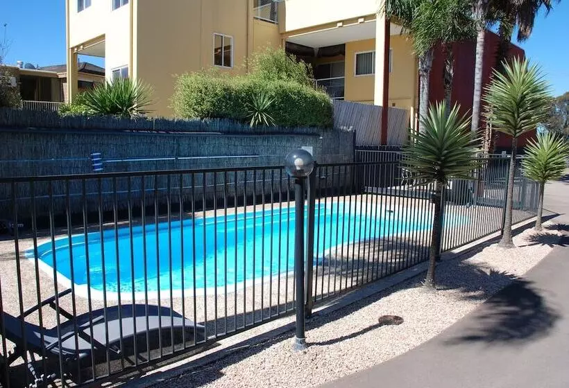 Cunningham Shore Motel