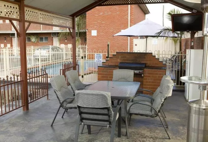 בית מלון כפרי Courtyard Motor Inn