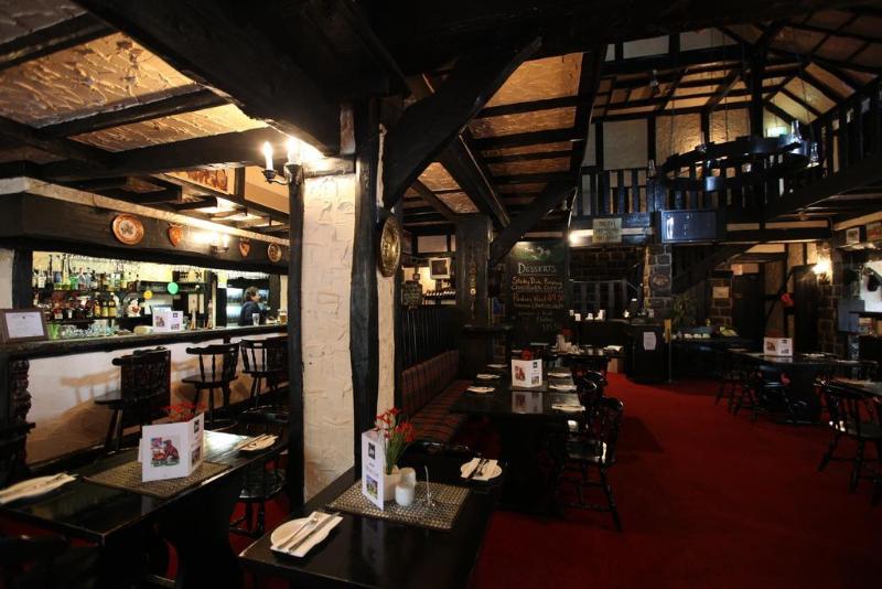 בית מלון כפרי The Fox And Hounds Historic