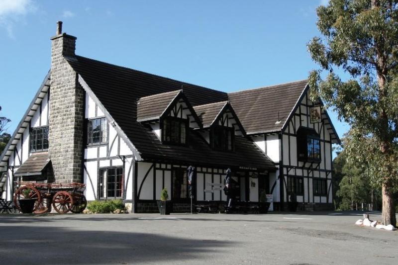 בית מלון כפרי The Fox And Hounds Historic