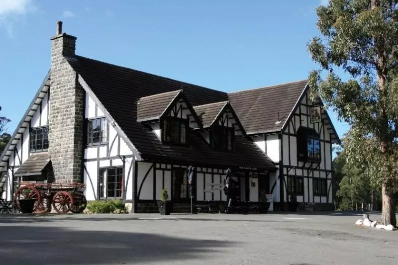 Отель The Fox And Hounds Historic