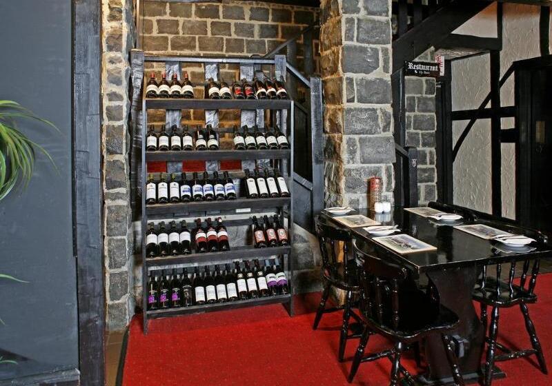 בית מלון כפרי The Fox And Hounds Historic