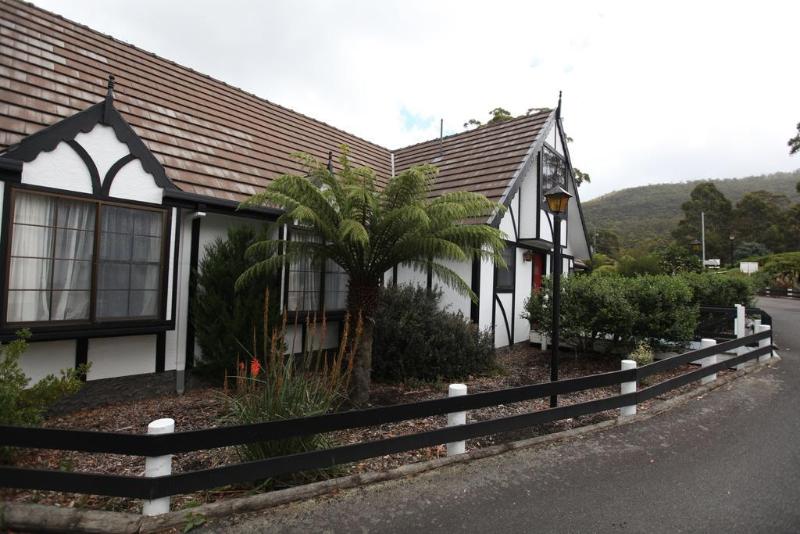 בית מלון כפרי The Fox And Hounds Historic