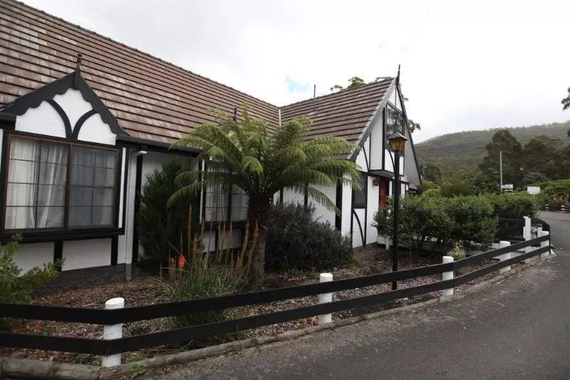 Отель The Fox And Hounds Historic