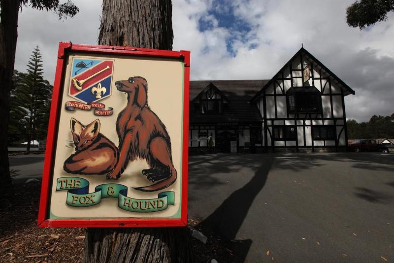 בית מלון כפרי The Fox And Hounds Historic