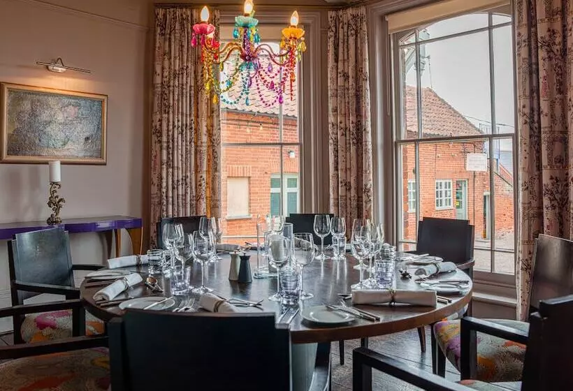 酒店 Crown And Castle