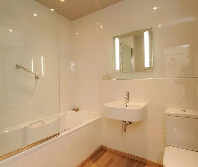 酒店 Crown And Castle