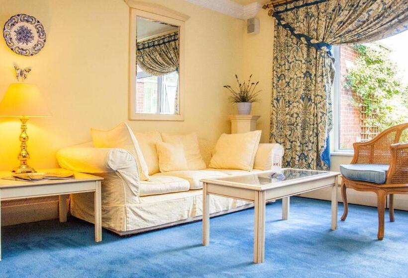 Otel The Walnut Tree