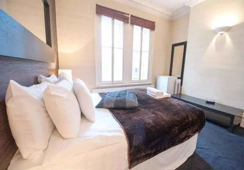 159 Knightsbridge Hotel