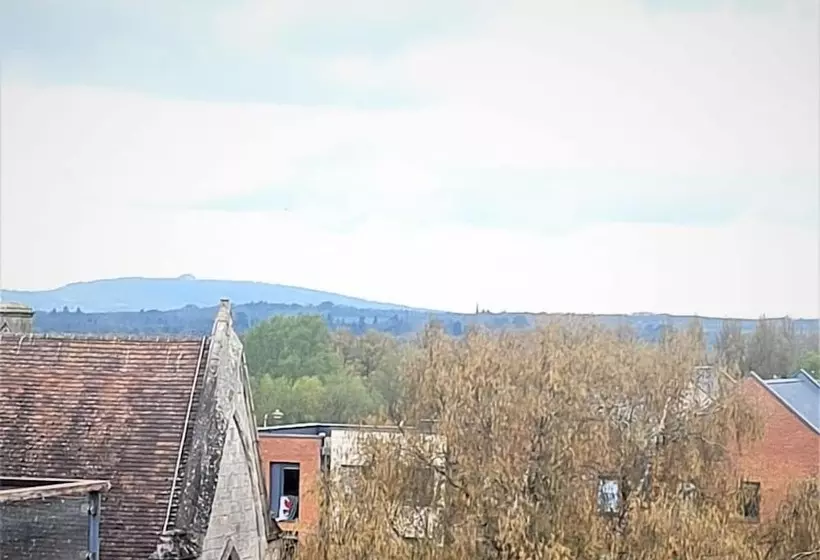 New County Hotel & Serviced Apartments By Roomsbooked