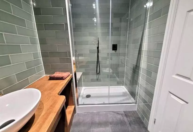 New County Hotel & Serviced Apartments By Roomsbooked