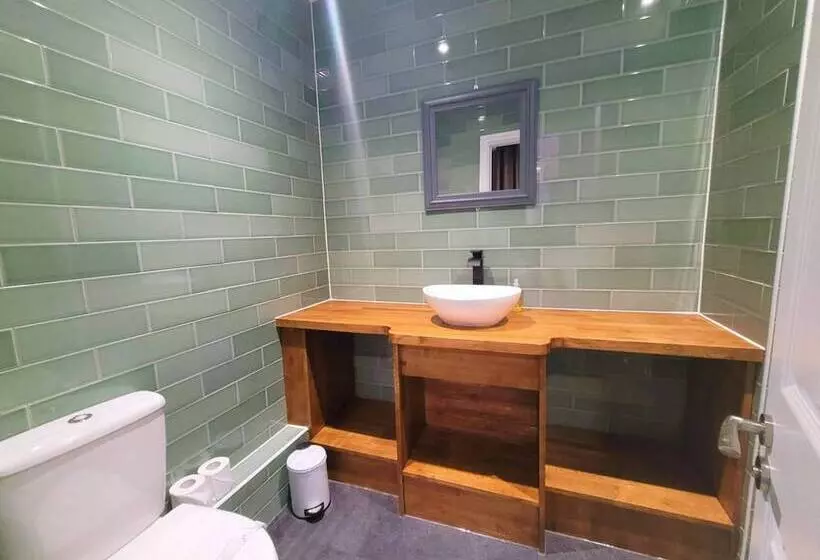 New County Hotel & Serviced Apartments By Roomsbooked