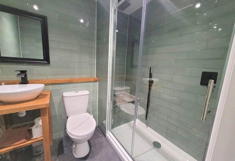 New County Hotel & Serviced Apartments By Roomsbooked