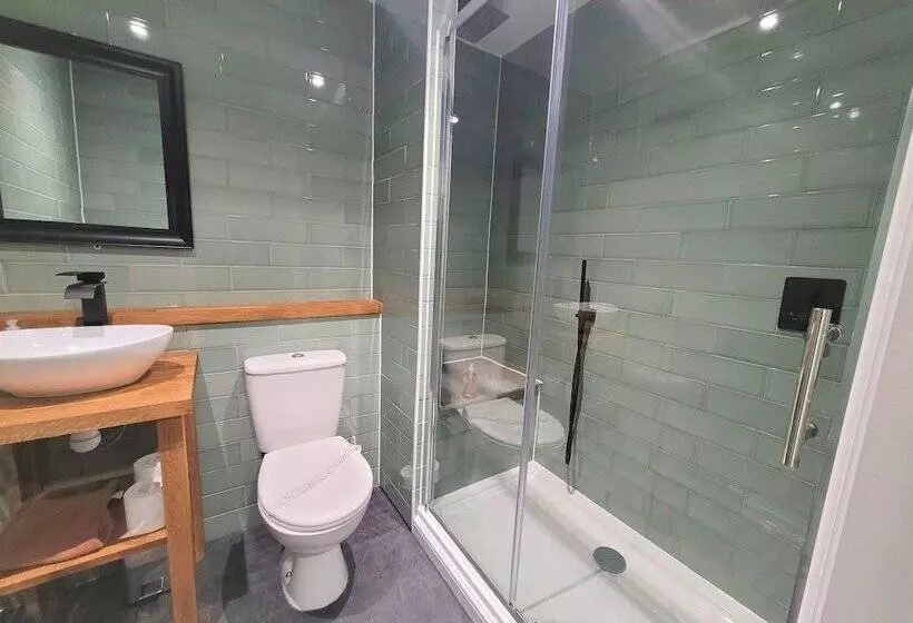 New County Hotel & Serviced Apartments By Roomsbooked