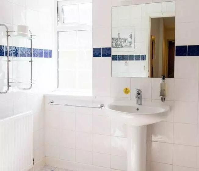 Отель Pettifers Freehouse