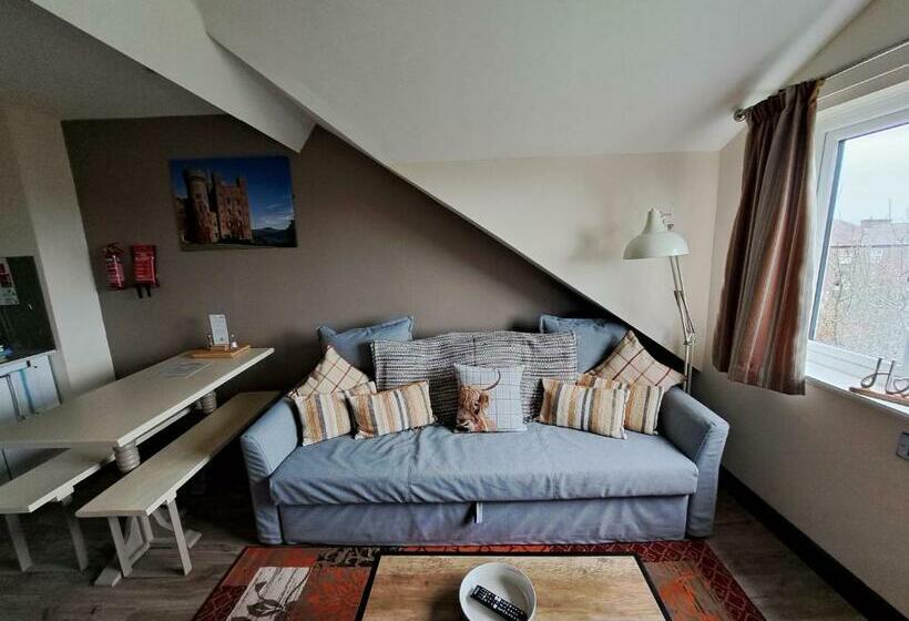 Lion Hotel & Studio Apartments