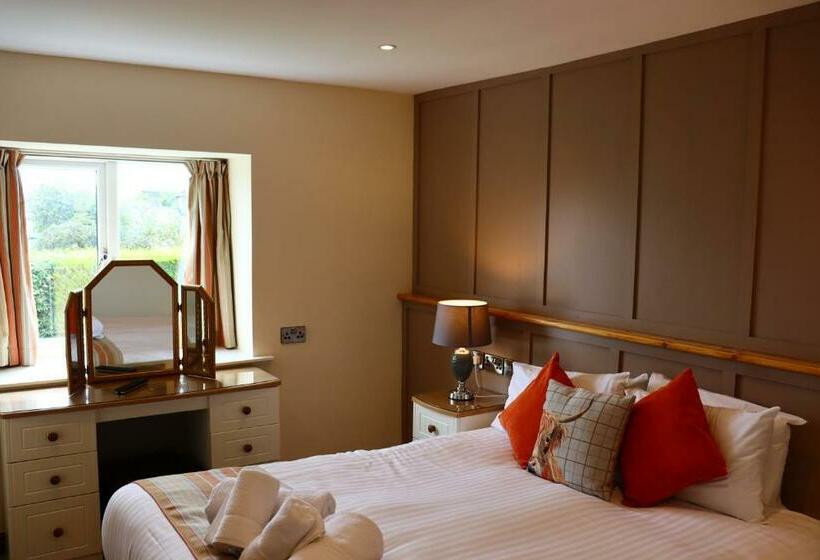 Lion Hotel & Studio Apartments