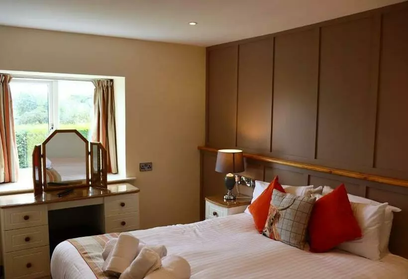 Lion Hotel & Studio Apartments