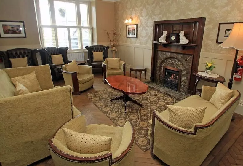 Lion Hotel & Studio Apartments