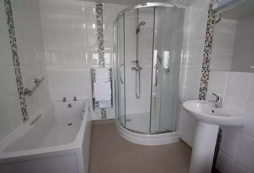 Lion Hotel & Studio Apartments