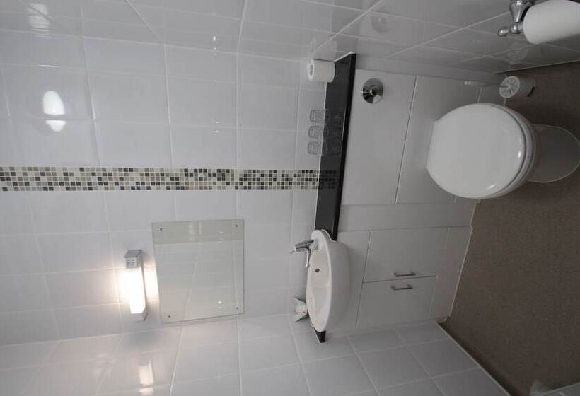 Lion Hotel & Studio Apartments